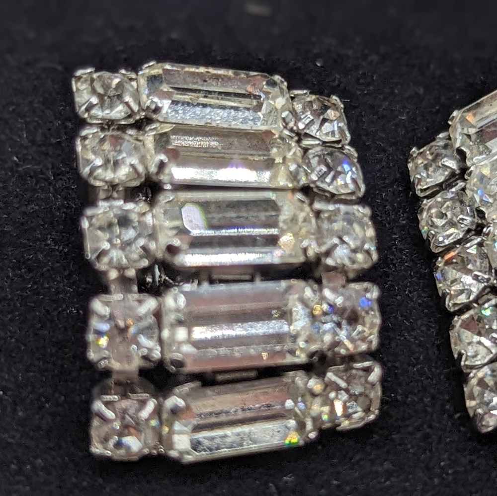 Vintage Kramer Silver Toned clip on earrings. J-007 - Picture 6 of 6